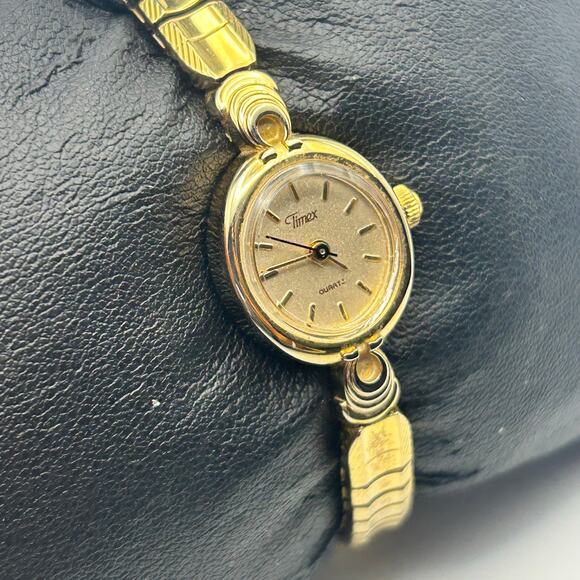 Timex Gold Tone Stainless Steel Women’s Watch Working New Battery - Picture 2 of 8